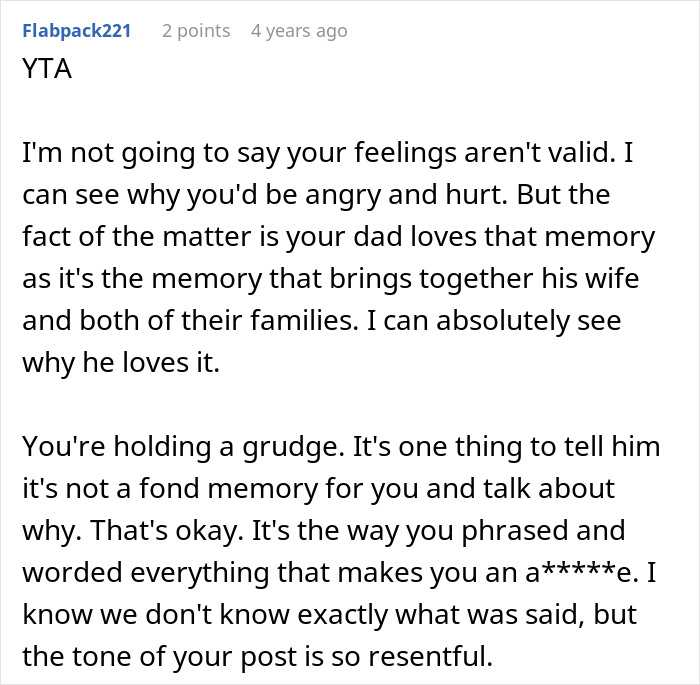 Alt text: Screenshot of a Reddit comment discussing selfish dad ruining Christmas memory and demanding apology from daughter with emotional conflict.