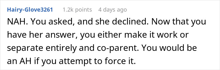 Comment from a user advising not to force moving together when pregnant girlfriend is refusing to move in.