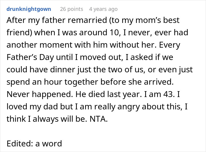 Text post about a selfish dad demanding apology from daughter, ruining her Christmas memory and causing lasting anger.