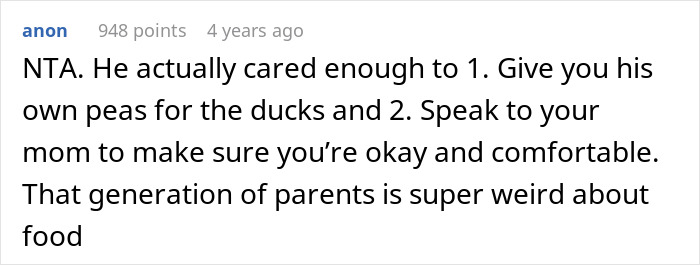 Screenshot of an online comment discussing a man’s dining behavior while having dinner with his mom’s boss. Screenshot of an online comment discussing a man’s dining behavior while having dinner with his mom’s boss.