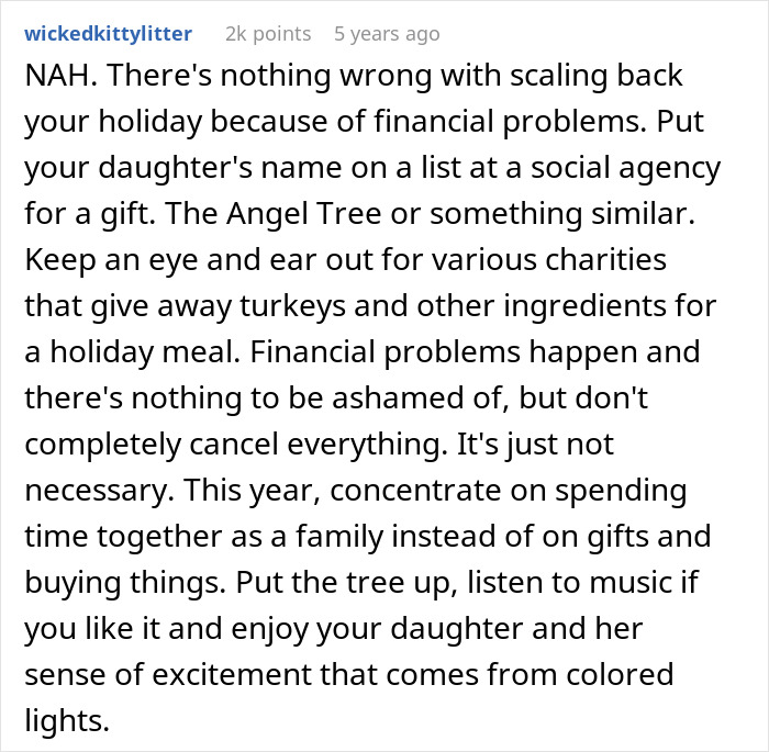 Text post discussing a father wanting to cancel Christmas due to financial struggles but suggesting alternative family focus.