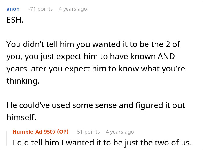 Text conversation from an online forum discussing a selfish dad demanding an apology after ruining a Christmas memory.