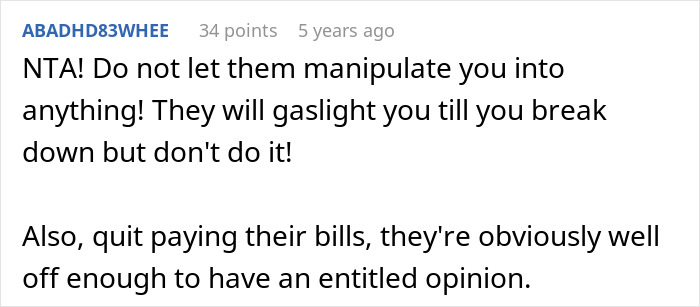 Screenshot of a Reddit comment warning about manipulation and gaslighting related to a woman who took back nephew&rsquo;s Christmas gift.