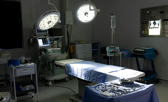 Operating room with surgical lights, tools, and medical equipment, representing surgeons and doctors recalling mistakes.