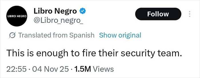 Tweet from Libro Negro commenting on a security lapse after a man kisses and fondles Mexican president while she addresses crowd.