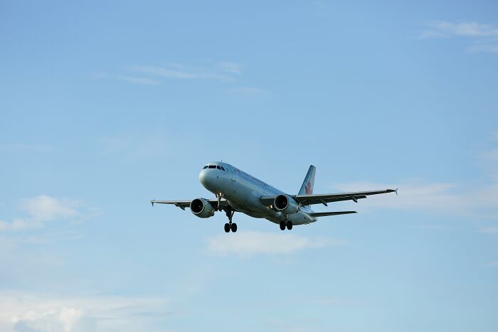 “Cabin Crew, Be Seated”: 43 Pilots Reveal Their Biggest Emergencies That The Passengers Were Oblivious To