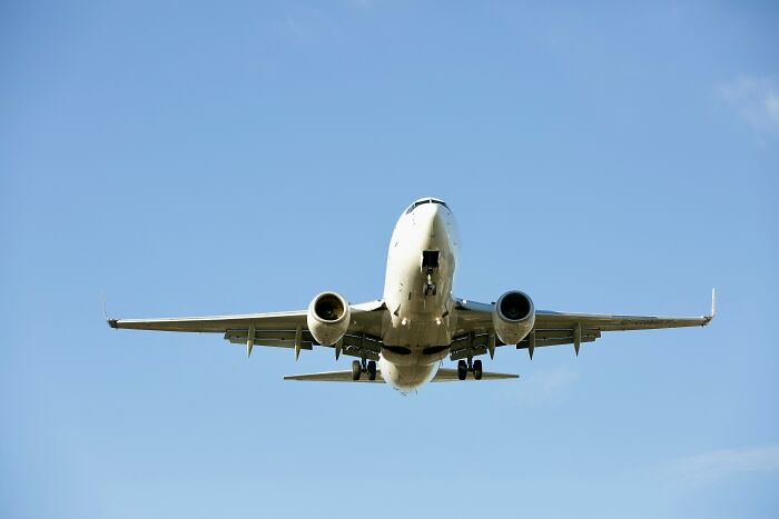 “Cabin Crew, Be Seated”: 43 Pilots Reveal Their Biggest Emergencies That The Passengers Were Oblivious To