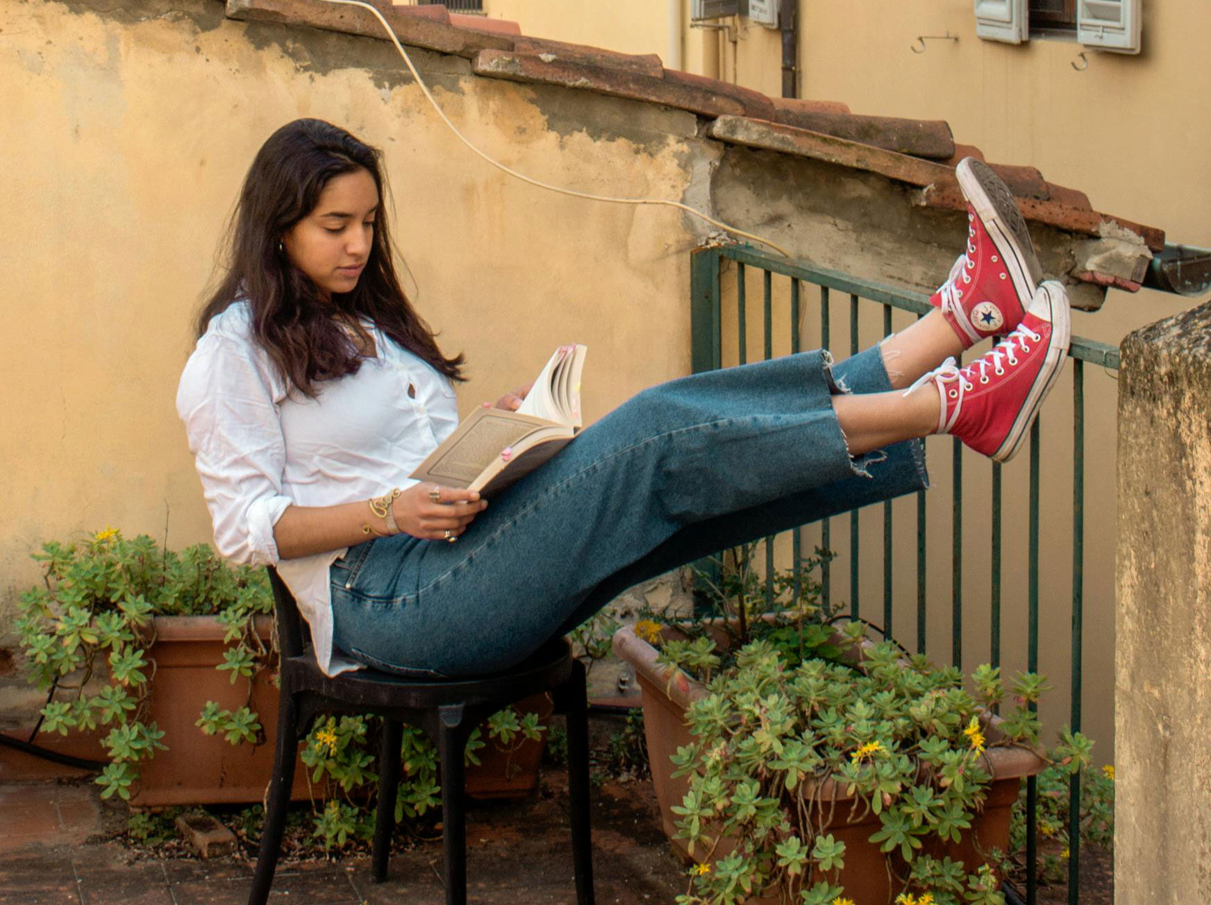 Woman Puts Down Other Women Who Read Romantasy Books, Has To Crawl Back To Where She Came From