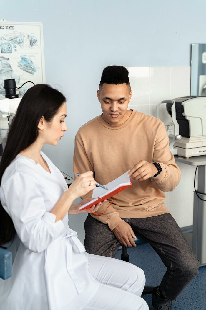 Doctor and patient discussing mysterious medical issues and clear diagnoses during a consultation in a clinical setting.