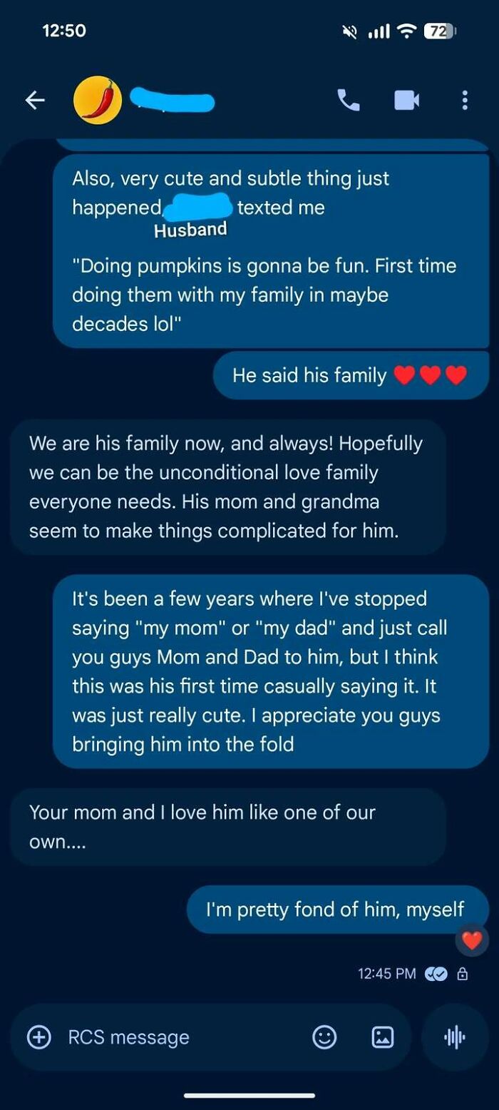 Text message conversation showing heartfelt family bonding, illustrating messy times people turned to the internet instead of therapy.