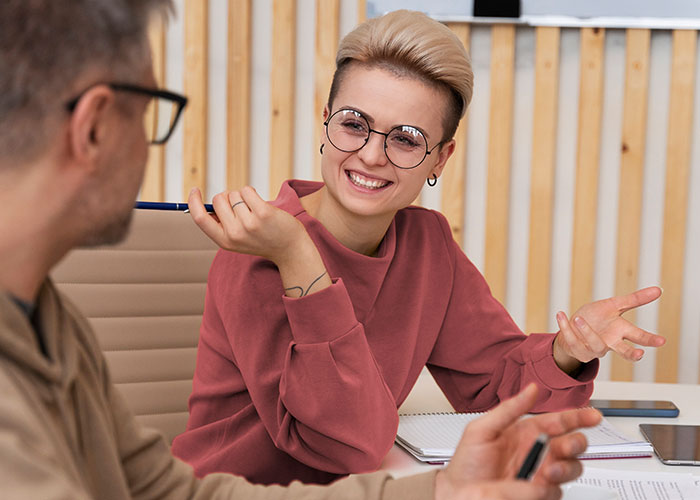 Two people having a friendly conversation using psychological tricks to influence and understand each other effectively.