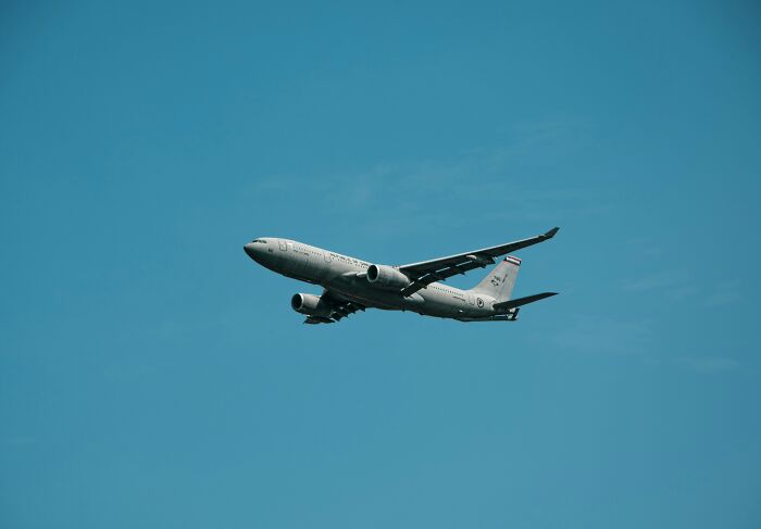 “Cabin Crew, Be Seated”: 43 Pilots Reveal Their Biggest Emergencies That The Passengers Were Oblivious To