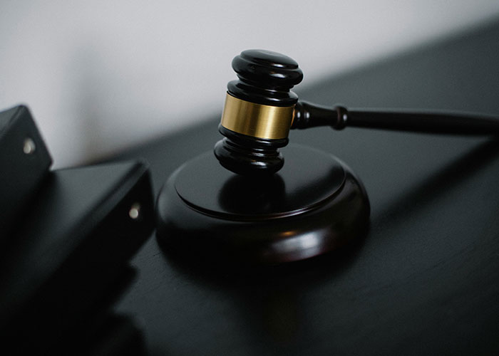 Gavel resting on a judge&rsquo;s bench symbolizing court ruling in HOA president legal dispute.