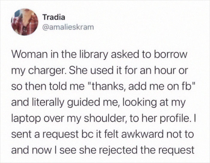 Text post describing a failed attempt at borrowing a charger leading to rejected friend request, illustrating there was an attempt fail.