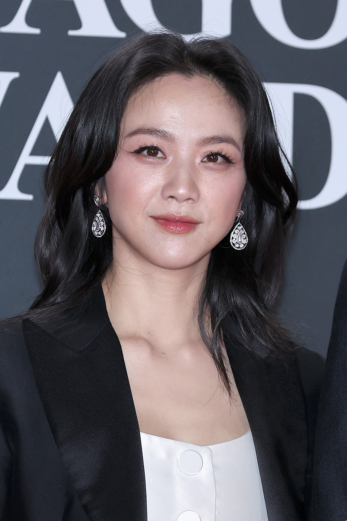Asian female celebrity with black hair and diamond earrings, showcasing beauty based on the golden ratio principles.