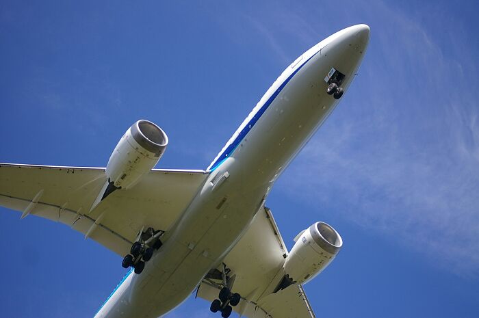 “Cabin Crew, Be Seated”: 43 Pilots Reveal Their Biggest Emergencies That The Passengers Were Oblivious To