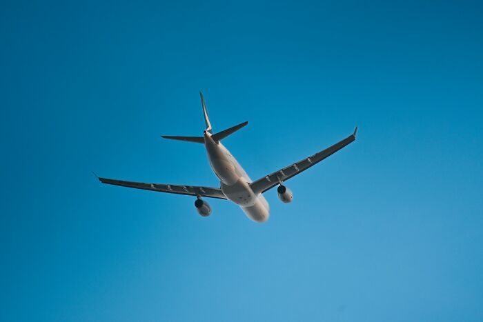 “Cabin Crew, Be Seated”: 43 Pilots Reveal Their Biggest Emergencies That The Passengers Were Oblivious To