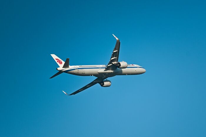 “Cabin Crew, Be Seated”: 43 Pilots Reveal Their Biggest Emergencies That The Passengers Were Oblivious To