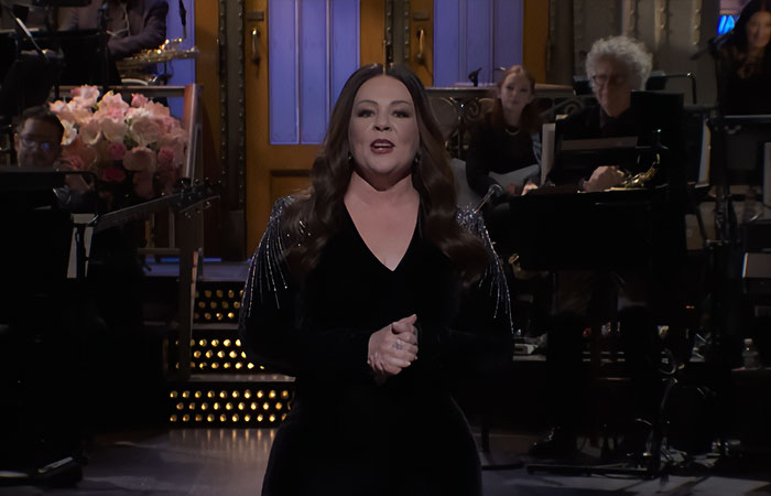 Melissa McCarthy on stage during SNL appearance, showcasing her jaw-dropping 95-pound weight loss transformation.