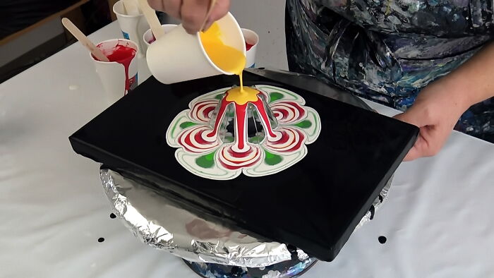 I Made A Christmas Star Inspired Fluid Art, So Here's A Tutorial For An Acrylic Pouring Reverse Flower Dip