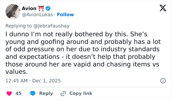 Tweet by Avion discussing Apple Martin and industry pressures amid a self-portrait modeling campaign controversy.