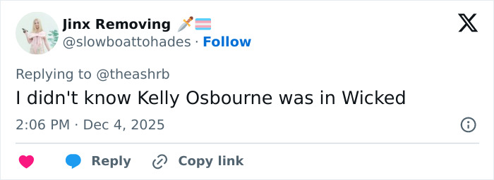 Tweet from a user commenting on Kelly Osbourne&rsquo;s appearance in Wicked amid discussions of her transformation.