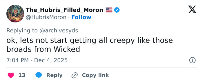 Screenshot of a viral tweet sparking debate over media bias and racial double standards involving Sydney Sweeney and Amanda Seyfried.