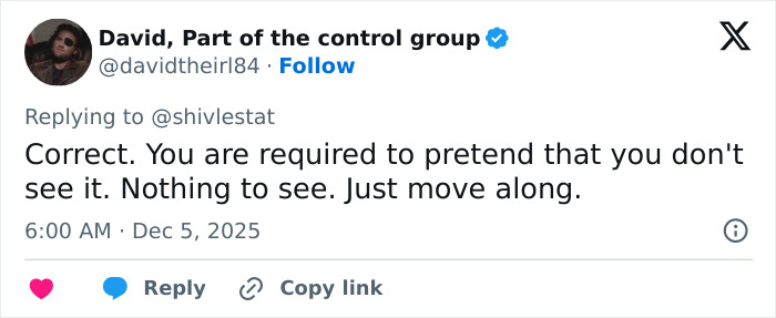 Tweet from a verified user discussing a bizarre detail noticed after Rebel Wilson shares photo with Ariana Grande.