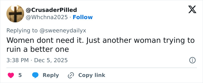 Screenshot of a Twitter reply discussing Sydney Sweeney amid plastic surgery rumors and an angry social media rant. Screenshot of a Twitter reply discussing Sydney Sweeney amid plastic surgery rumors and an angry social media rant.