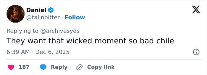 Screenshot of a viral tweet about Sydney Sweeney and Amanda Seyfried highlighting media bias and racial double standards debate.