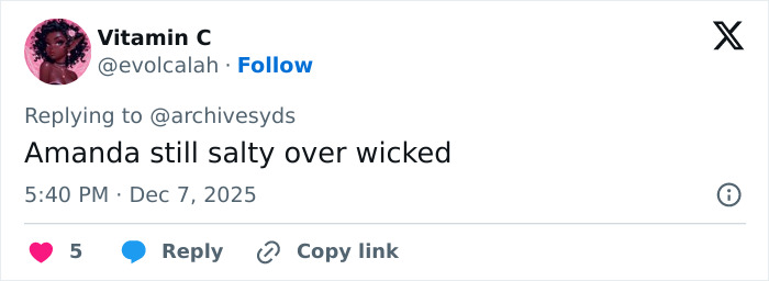 Tweet about Sydney Sweeney and Amanda Seyfried sparking debate over media bias and racial double standards.