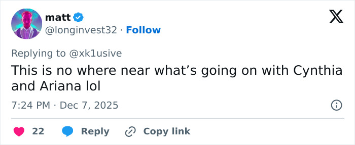 Screenshot of a viral tweet sparking debate over media bias and racial double standards involving Sydney Sweeney and Amanda Seyfried.