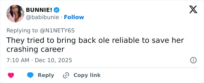 Twitter user commenting on Sydney Sweeney fans spotting an odd detail on Sports Illustrated cover.