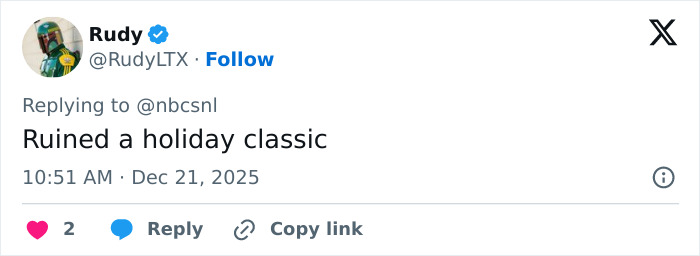 Screenshot of a Twitter reply criticizing SNL&rsquo;s Home Alone parody featuring Ariana Grande, highlighting fan division over the twist.