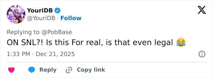 Screenshot of a tweet reacting to SNL&rsquo;s Home Alone parody starring Ariana Grande with a bloody twist.