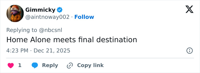 Tweet reacting to SNL&rsquo;s Home Alone parody starring Ariana Grande with a bloody twist, sparking fan division online.