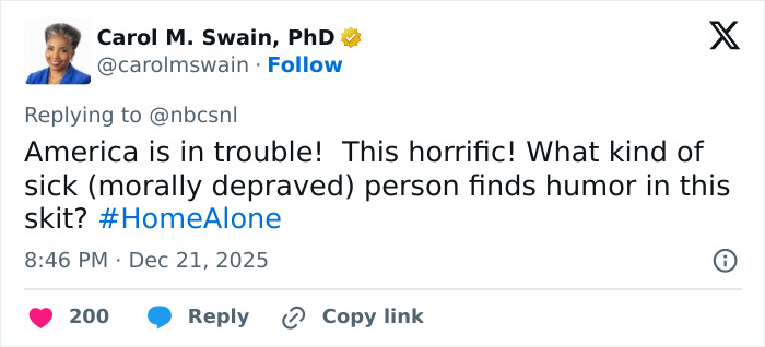 Tweet criticizing the bloody twist in SNL&rsquo;s Home Alone parody featuring Ariana Grande, sparking fan division.