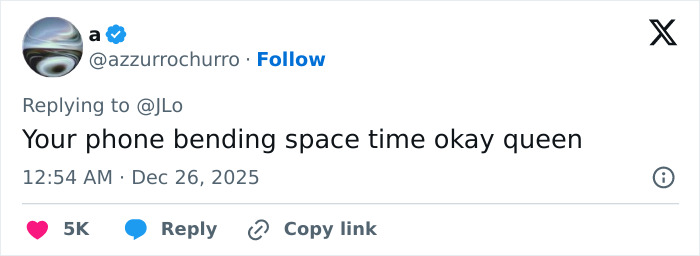 Tweet commenting on an odd detail in Jennifer Lopez’s Christmas photo, with people calling out her Photoshop skills.