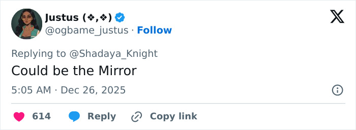 Screenshot of a Twitter reply discussing an odd detail in Jennifer Lopez’s Christmas photo and her Photoshop skills.