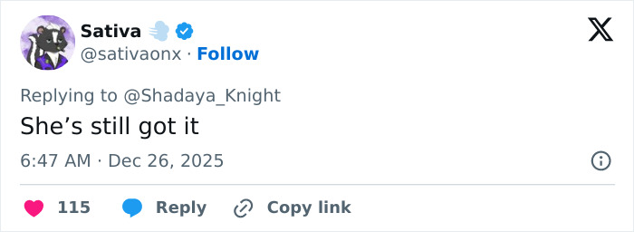 Twitter user commenting on Jennifer Lopez’s Christmas photo, sparking discussion about her Photoshop skills.