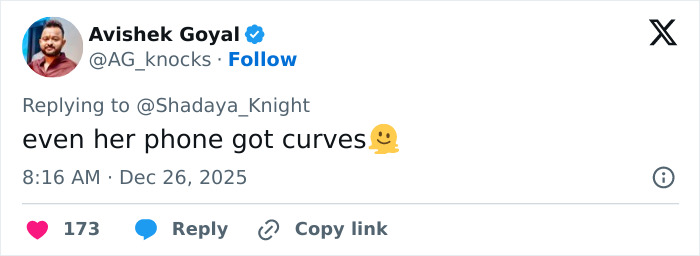 Screenshot of a tweet commenting on an odd detail in Jennifer Lopez’s Christmas photo and her Photoshop skills.