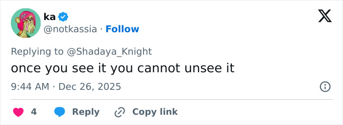 Tweet from user reacting to odd detail in Jennifer Lopez’s Christmas photo with comments on her Photoshop skills.