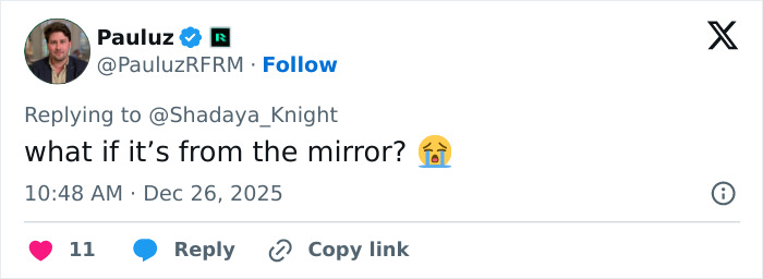 Screenshot of a Twitter reply discussing an odd detail in Jennifer Lopez’s Christmas photo and questioning Photoshop skills.