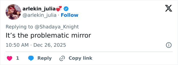 User tweet pointing out an odd detail in Jennifer Lopez’s Christmas photo, sparking Photoshop skill debates.