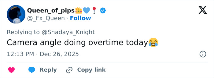 Screenshot of a tweet commenting on an odd detail in Jennifer Lopez’s Christmas photo and Photoshop skills.