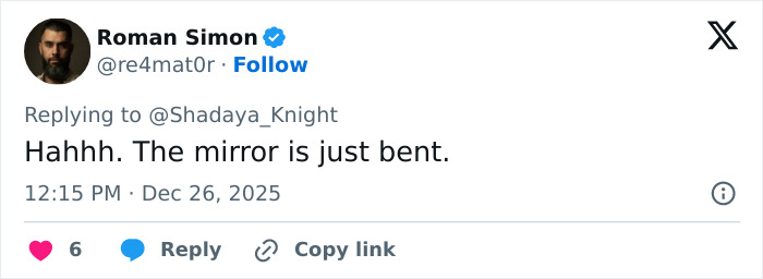 Screenshot of a Twitter reply discussing the odd detail in Jennifer Lopez’s Christmas photo and her Photoshop skills.