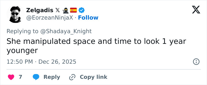 Tweet discussing odd detail in Jennifer Lopez’s Christmas photo with people questioning her Photoshop skills.