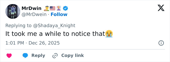 Tweet from MrDwein reacting with surprise to an odd detail in Jennifer Lopez’s Christmas photo sparking Photoshop discussions.