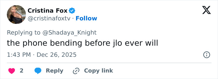 Tweet from Cristina Fox commenting on an odd detail in Jennifer Lopez’s Christmas photo sparking Photoshop skills debate.