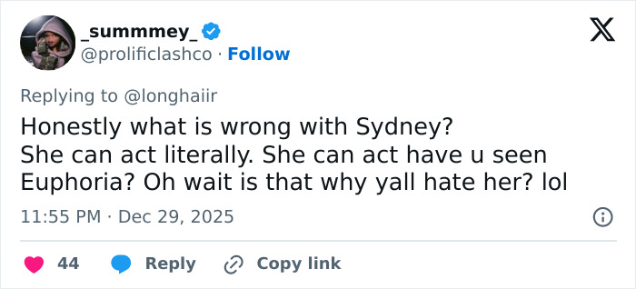 Social media post defending Sydney Sweeney&rsquo;s acting skills amid Sydney Sweeney and Lindsay Lohan comparison debate.